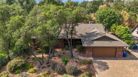 Photo of 1737 Edgewood Drive, Redding, CA 96003 (MLS # 25-4122)
