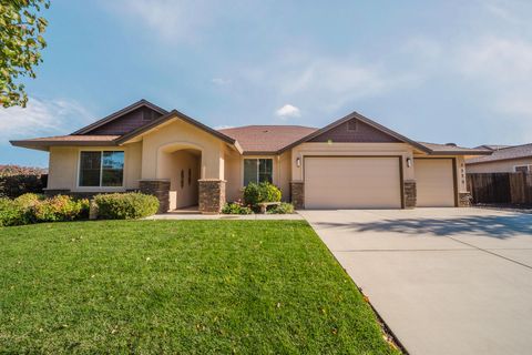 Photo of 3375 Karuk Avenue, Redding, CA 96003 (MLS # 25-5171)