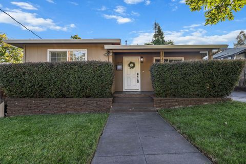 Photo of 1545 Olive Avenue, Redding, CA 96001 (MLS # 25-4361)
