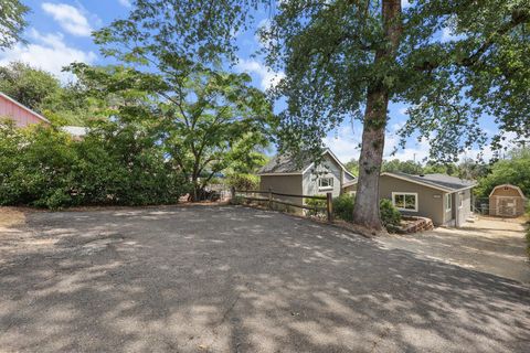 Photo of 2415 West Street, Redding, CA 96001 (MLS # 25-4665)