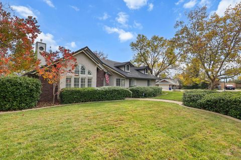 Photo of 2794 Summerbreeze Place, Redding, CA 96001 (MLS # 25-5063)