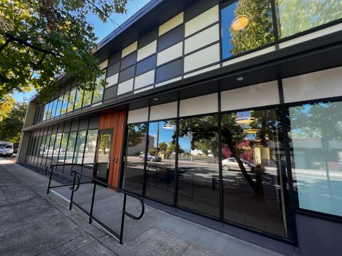 Photo of 1304 East Street #205, Redding, CA 96001 (MLS # 25-5406)