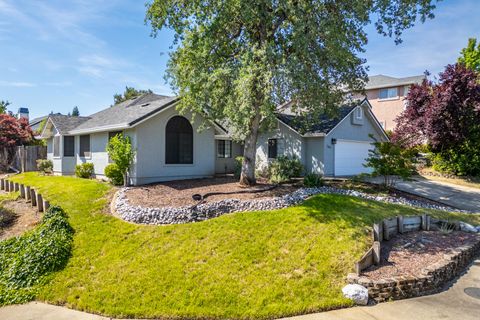 Photo of 1081 Edgewater Court, Redding, CA 96003 (MLS # 26-2252)