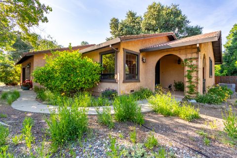 Photo of 15314 La Paloma Way, Redding, CA 96001 (MLS # 25-4548)