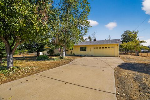 Photo of 17201 Flowers Lane, Anderson, CA 96007 (MLS # 25-3996)