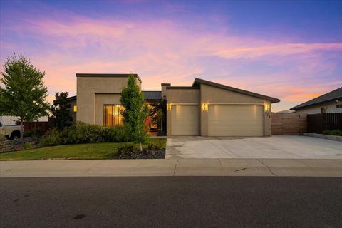 Photo of 922 Katmai Place, Redding, CA 96001 (MLS # 26-3390)