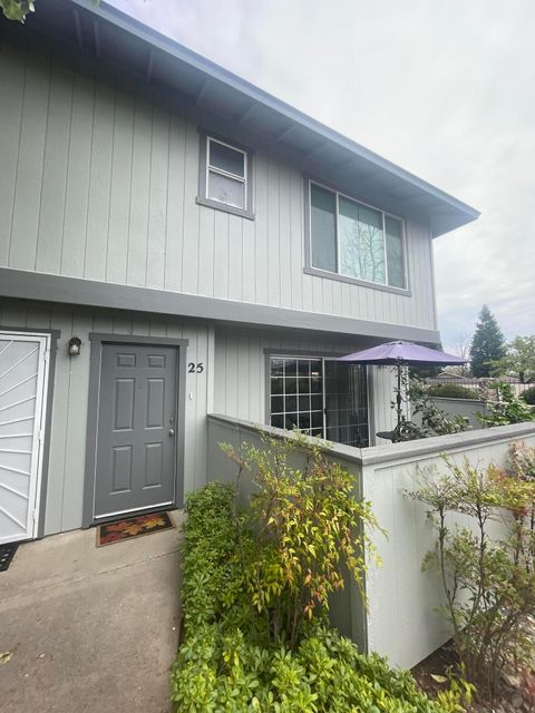 Photo of 200 Ridgetop Drive #APT 25, Redding, CA 96003 (MLS # 26-1305)