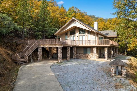 Photo of 19720 Oak Knoll Drive, Lakehead, CA 96051 (MLS # 25-4990)