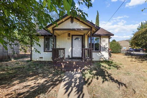 Photo of 2820 Alfreda Way, Redding, CA 96002 (MLS # 25-5476)