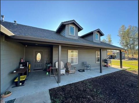 Photo of 21193 El Toro Lane, Redding, CA 96003 (MLS # 25-5240)