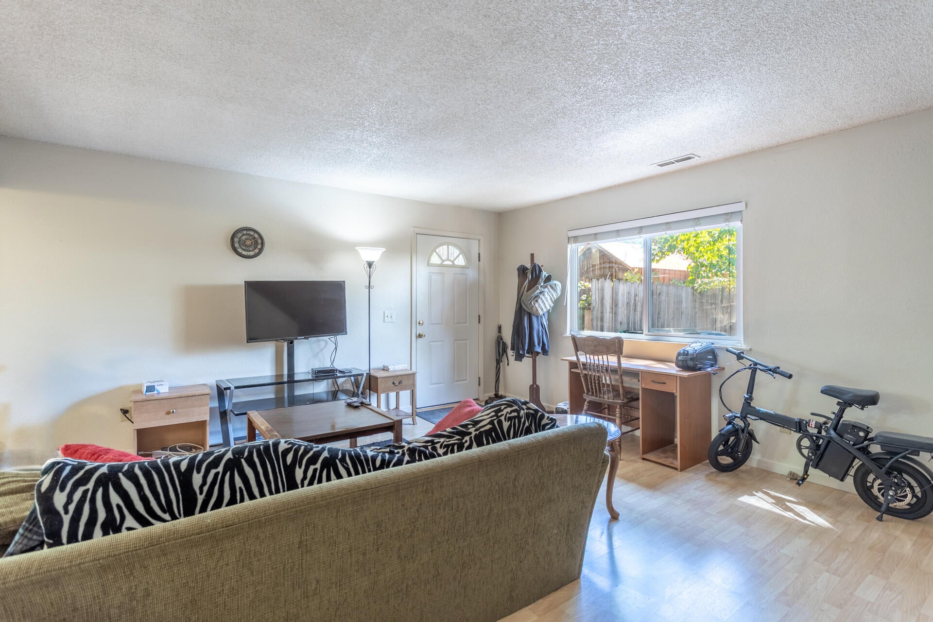 2616 W Hillside Drive