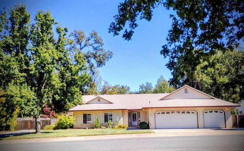 Photo of 6787 Hemlock Street, Redding, CA 96001 (MLS # 25-4362)