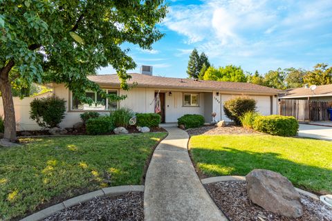 Photo of 1968 Cameo Court, Redding, CA 96002 (MLS # 25-4369)