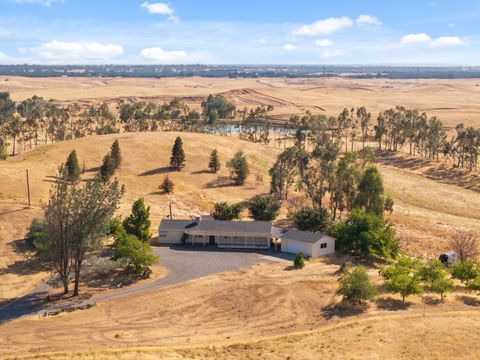 Photo of 13905 Mendenhall Road, Red Bluff, CA 96080 (MLS # 25-3957)