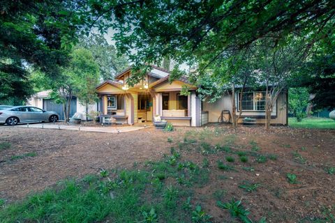 Photo of 12723 Old Oregon Trail, Redding, CA 96003 (MLS # 25-1910)