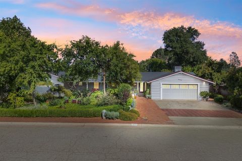 Photo of 925 Hallmark Drive, Redding, CA 96001 (MLS # 25-4427)