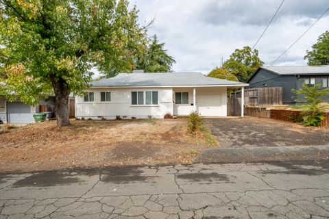 Photo of 1105 Layton Road, Redding, CA 96002 (MLS # 25-4598)