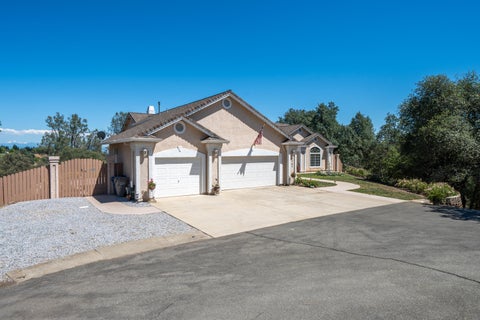 Photo of 2707 SW Blue Bell Drive, Redding, CA 96001 (MLS # 26-2884)