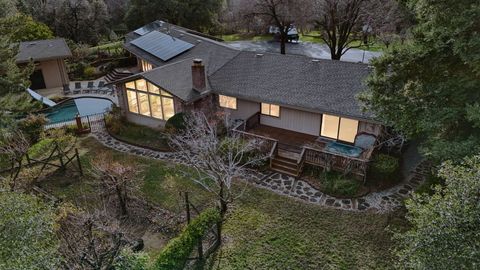 Photo of 15133 Vista Knolls Drive, Redding, CA 96001 (MLS # 25-5547)