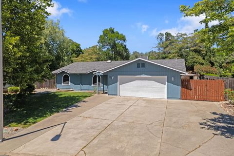 Photo of 1738 Almaden Drive, Redding, CA 96001 (MLS # 26-2852)