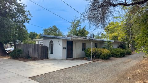 Photo of 1840 8th Street, Redding, CA 96001 (MLS # 25-4254)