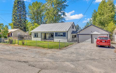 Photo of 264 1st Avenue, Chester, CA 96020 (MLS # 25-3919)