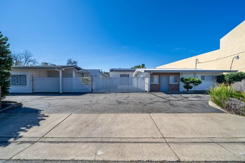 Photo of 2130 Railroad Avenue, Redding, CA 96001 (MLS # 25-664)