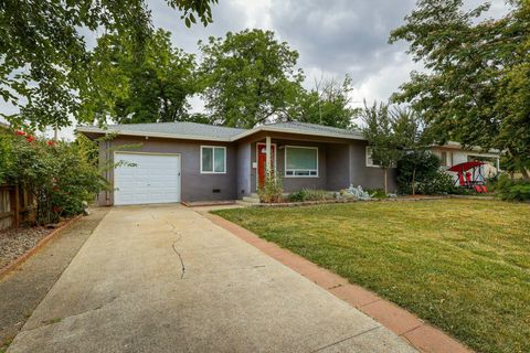 Photo of 1005 Gold Street, Redding, CA 96001 (MLS # 25-4304)