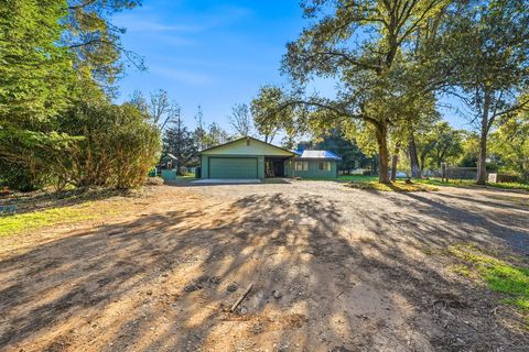 Photo of 6725 Park Ridge Drive, Anderson, CA 96007 (MLS # 26-1185)