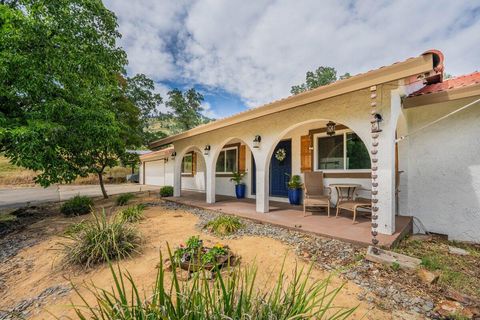 Photo of 15086 Vista Knolls Drive, Redding, CA 96001 (MLS # 25-5047)