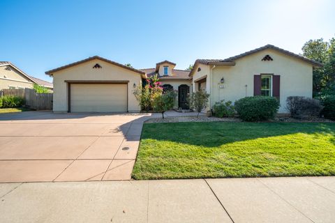 Photo of 723 Woodacre Drive, Redding, CA 96002 (MLS # 25-4421)