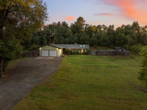 Photo of 10618 Old Oregon Trail, Redding, CA 96003 (MLS # 26-2166)