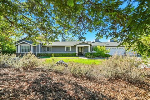 Photo of 1102 Hope Lane, Redding, CA 96003 (MLS # 25-4023)