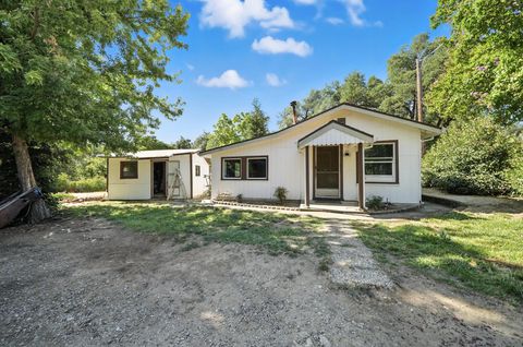 Photo of 17789 Peterson Lane, Redding, CA 96003 (MLS # 25-3532)