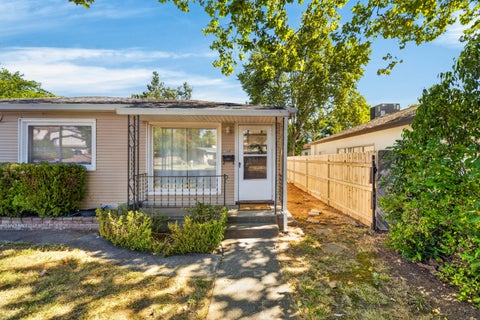 Photo of 1040 Lincoln Street, Redding, CA 96001 (MLS # 26-3305)