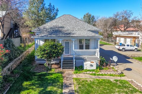 Photo of 1144 Willis Street, Redding, CA 96001 (MLS # 25-827)