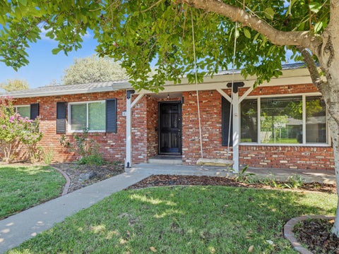 Photo of 564 Estate Street, Redding, CA 96002 (MLS # 26-3856)