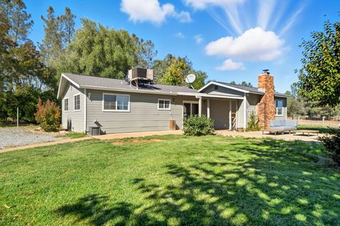 Photo of 5941 Oak Street, Anderson, CA 96007 (MLS # 25-4526)