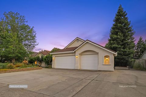 Photo of 2719 Western Oak Drive, Redding, CA 96002 (MLS # 26-2361)