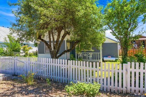 Photo of 924 Oak Street, McCloud, CA 96057 (MLS # 26-2689)