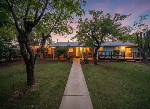 Photo of 9807 Logan Road, Redding, CA 96003 (MLS # 25-4605)