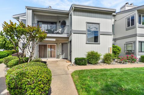 Photo of 426 Ridgecrest Trail #APT 225, Redding, CA 96003 (MLS # 26-1586)