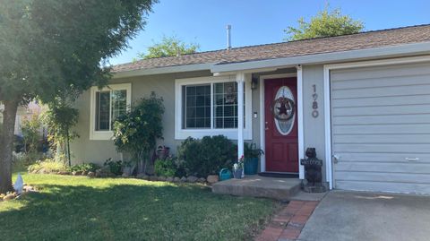 Photo of 1980 Spruce Circle, Anderson, CA 96007 (MLS # 25-3949)