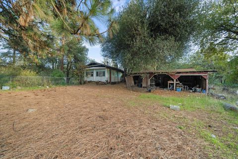 Photo of 19671 Gray Rock Road, Redding, CA 96003 (MLS # 25-5065)