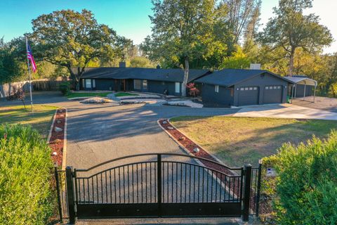 Photo of 17063 Hawthorne Avenue, Anderson, CA 96007 (MLS # 25-4912)