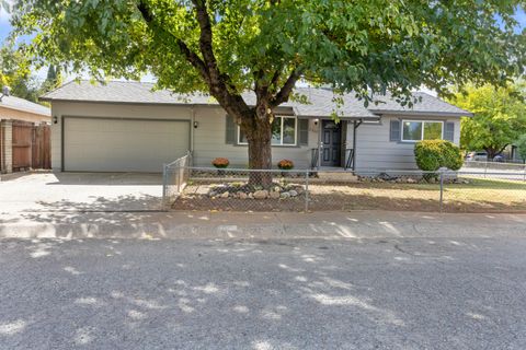 Photo of 2269 Corona Street, Redding, CA 96002 (MLS # 25-4636)