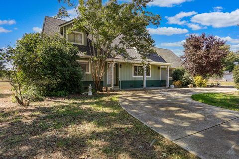 Photo of 6740 Churn Crk Road, Redding, CA 96002 (MLS # 25-4395)
