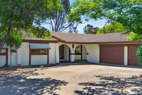 Photo of 861 Dawson Court, Redding, CA 96003 (MLS # 26-5106)