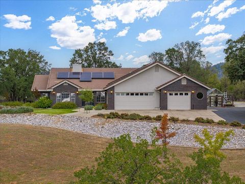 Photo of 20636 Bernard Way, Redding, CA 96003 (MLS # 25-4599)