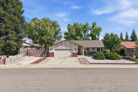 Photo of 318 Woodhill Drive, Redding, CA 96003 (MLS # 26-3388)